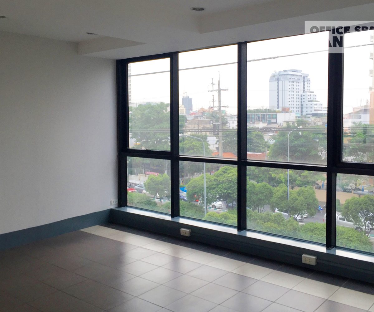 Great price on partly fitted office near BTS Chongnonsi. Contact Nattaya for more information! +662 107 6388 or nattaya@officespacebangkok.com