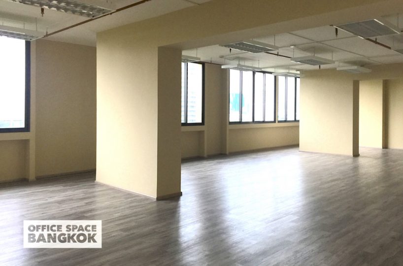 Promphan 3 Building - Office Space For Rent In Standard Condition
